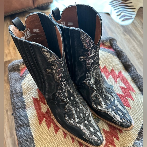 Dan Post “ Shay” Bootie. Black with silver inlay. Never worn. - Picture 2 of 8